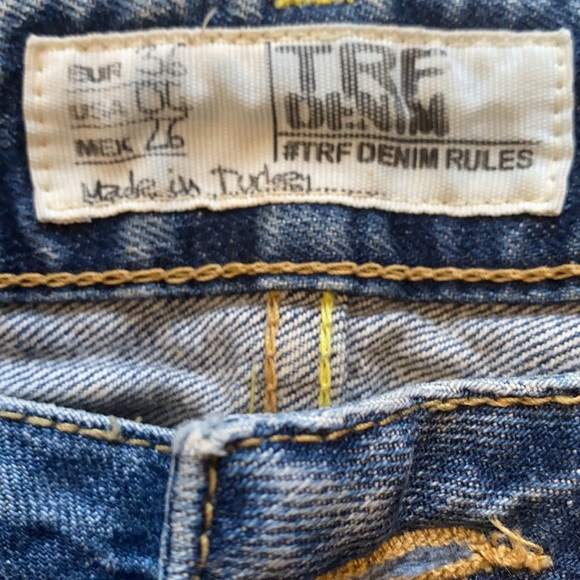 Woman’s ZARA Distressed Light Wash Jeans - Picture 4 of 10